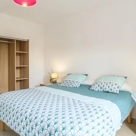 Petrocq - Lit120 By Interhome *
